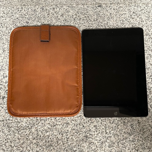 EUC Generic lightly padded iPad cover w/velcro closure tab‼️ iPad not included‼️ - Picture 14 of 14